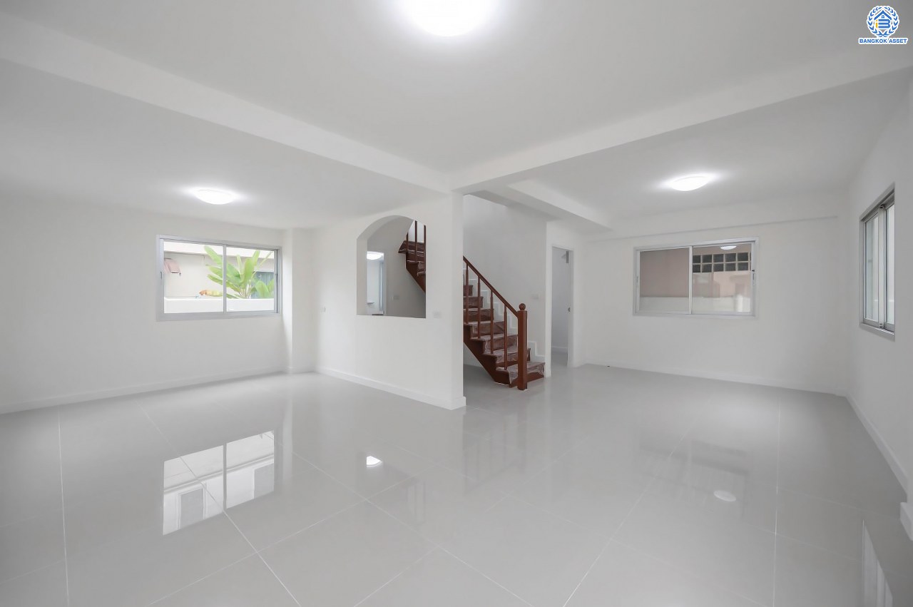 บ้านมือสองตกแต่งใหม่ โครงการ ศุภาลัยวิลล์ วงแหวน-รัตนาธิเบศร์ เนื้อที่กว้างกว่า 52 ตร.ว. ฟังก์ชัน 3 ห้องนอน 2 ห้องน้ำ 2 ที่จอดรถ ตอบโจทย์ทุกการเข้าอยู่ บนทำเลเดินทางสะดวก เชื่อมต่อถนนหลายเส้นทาง เพียง 15 นาทีก็ถึงรถไฟฟ้าสายสีม่วง "สถานีคลองบางไผ่" ใกล้ทางด่วน "กาญจนาภิเษก"